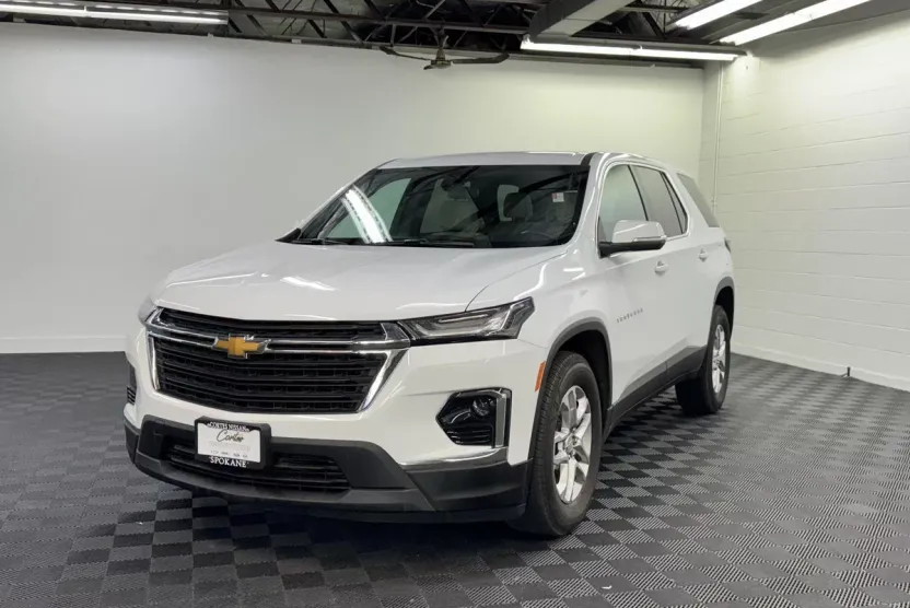 2023 Chevrolet Traverse LS photo 1