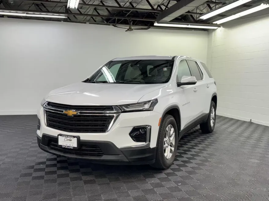 2023 Chevrolet Traverse LS photo 1