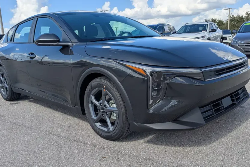 2025 Kia K4 LXS photo 1