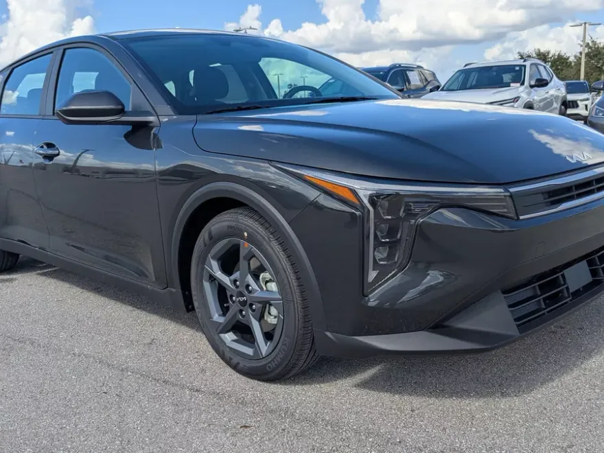 2025 Kia K4 LXS photo 1