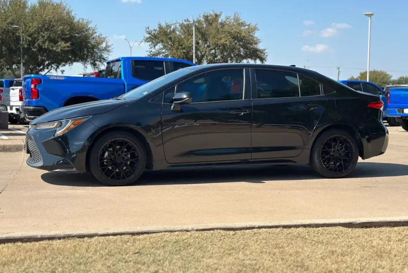 2021 Toyota Corolla LE photo 1