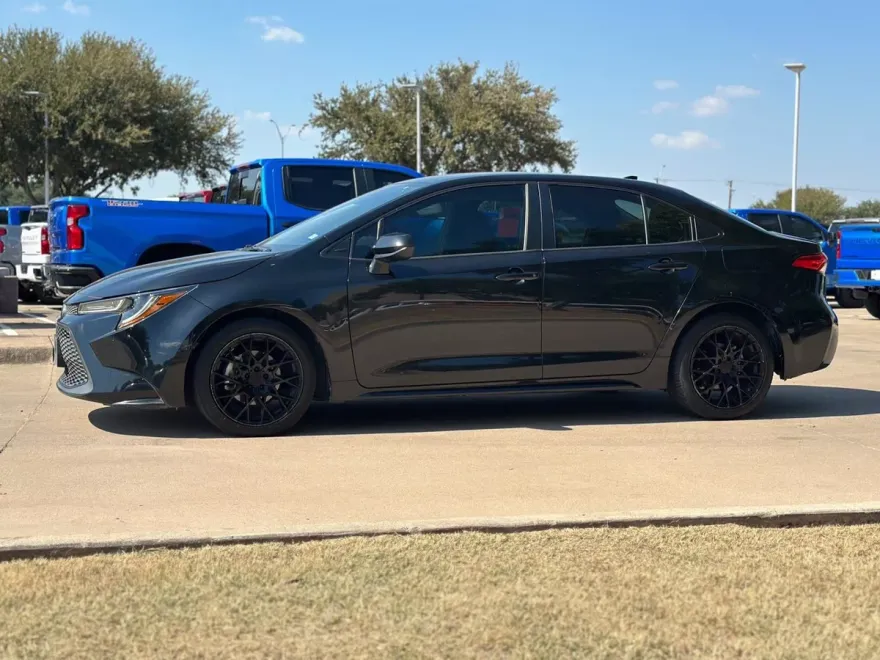 2021 Toyota Corolla LE photo 1