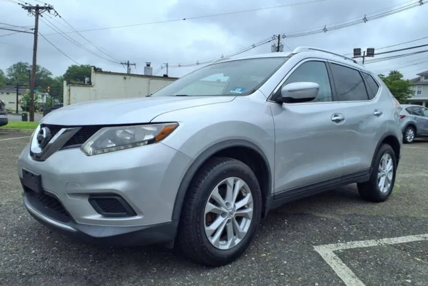 2015 Nissan Rogue SV photo 1