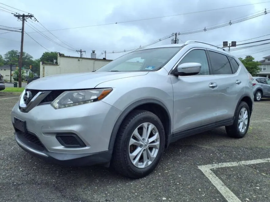 2015 Nissan Rogue SV photo 1