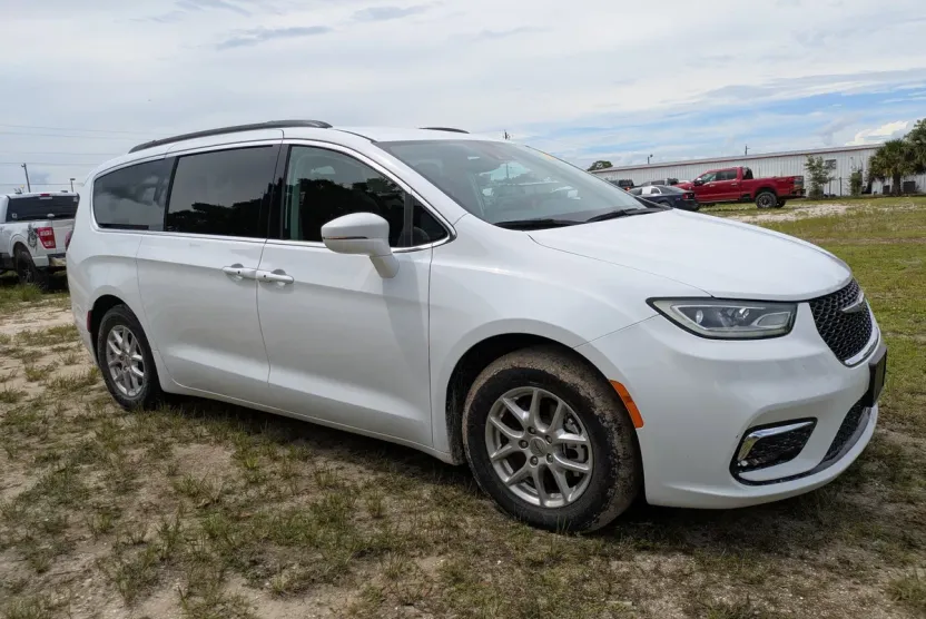 2022 Chrysler Pacifica Touring L photo 1