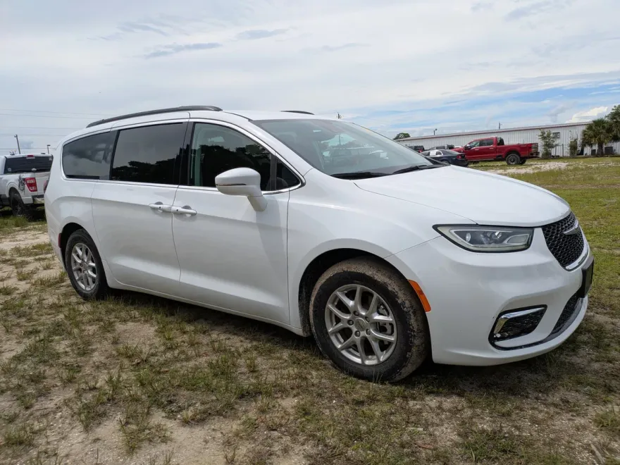2022 Chrysler Pacifica Touring L photo 1