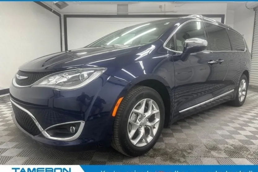 2019 Chrysler Pacifica Limited photo 1