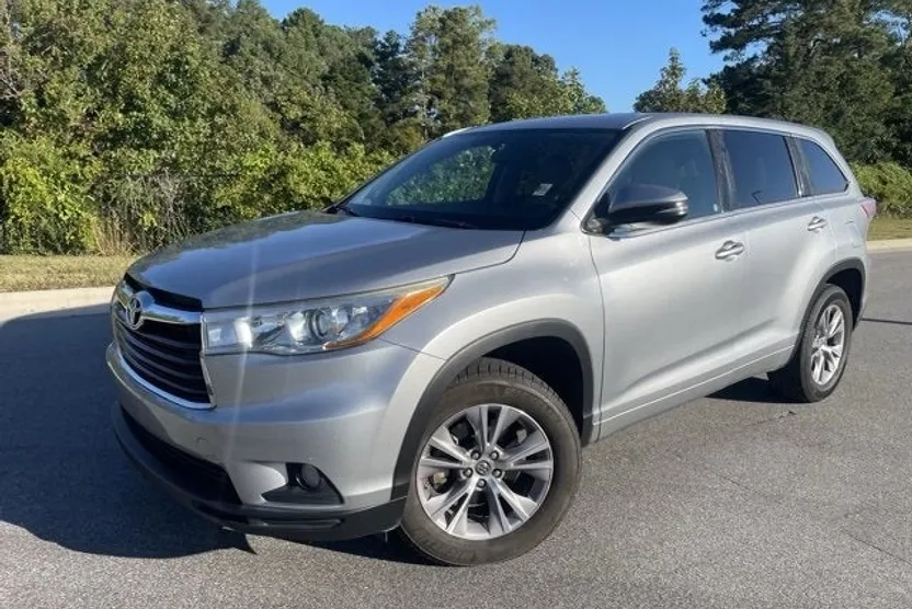 2016 Toyota Highlander LE Plus photo 1