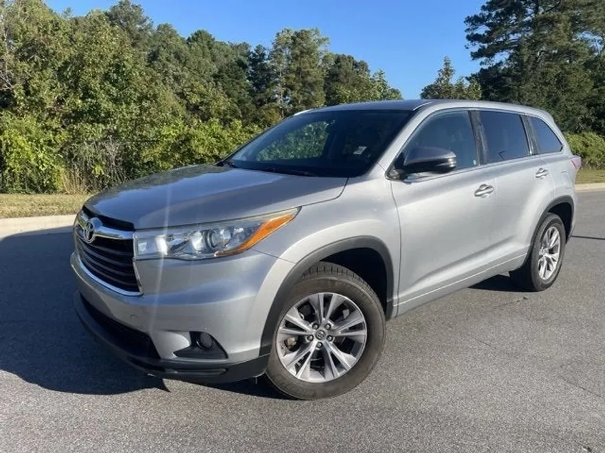 2016 Toyota Highlander LE Plus photo 1
