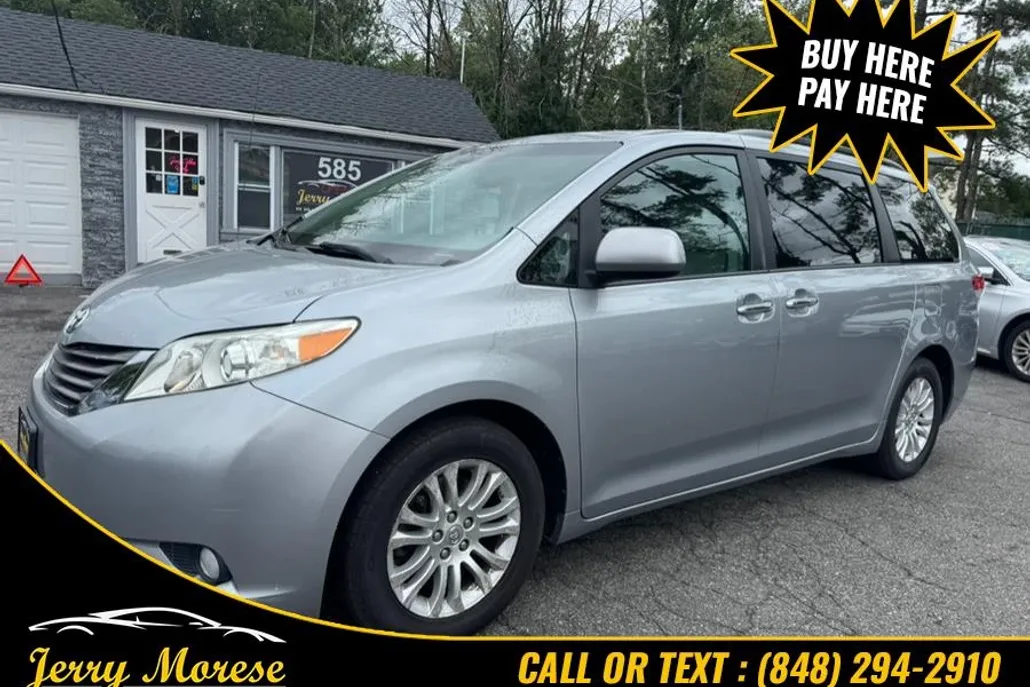 2013 Toyota Sienna XLE photo 1
