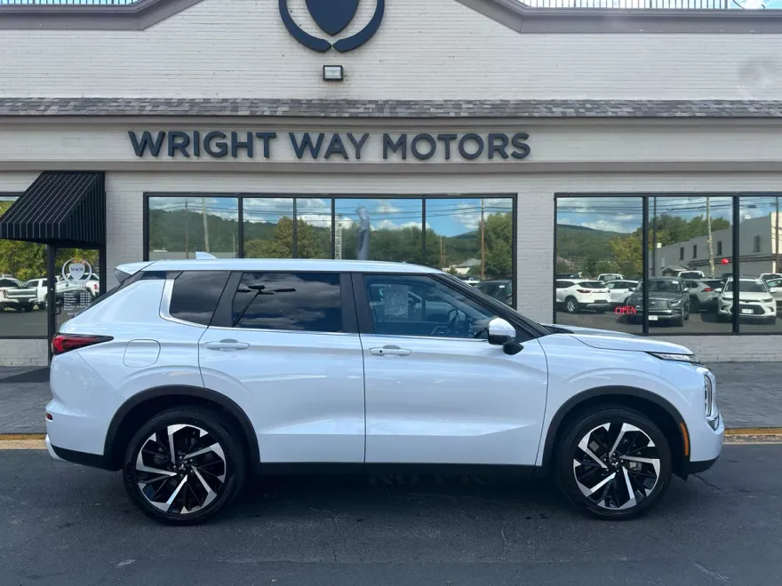 2024 Mitsubishi Outlander SE Black Edition S-AWC photo 1