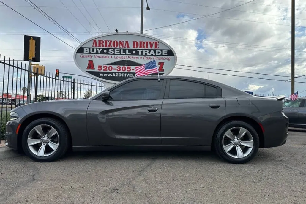 2016 Dodge Charger SXT photo 1