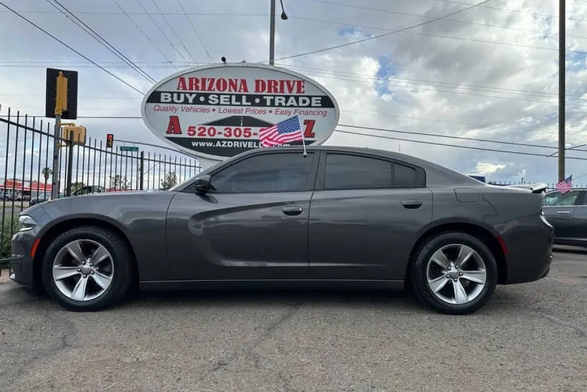 2016 Dodge Charger SXT photo 1