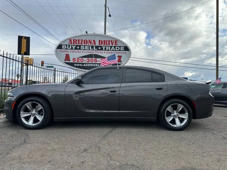 2016 Dodge Charger SXT photo 1