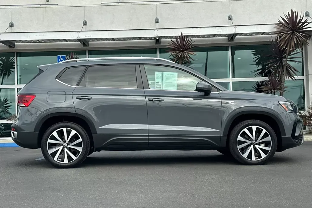 2023 Volkswagen Taos SE photo 1