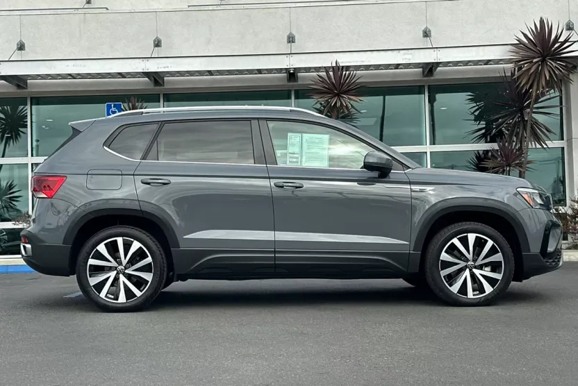 2023 Volkswagen Taos SE photo 1