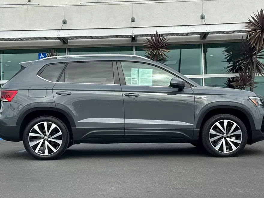 2023 Volkswagen Taos SE photo 1