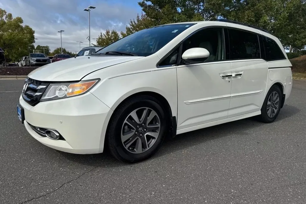 2014 Honda Odyssey Touring photo 1