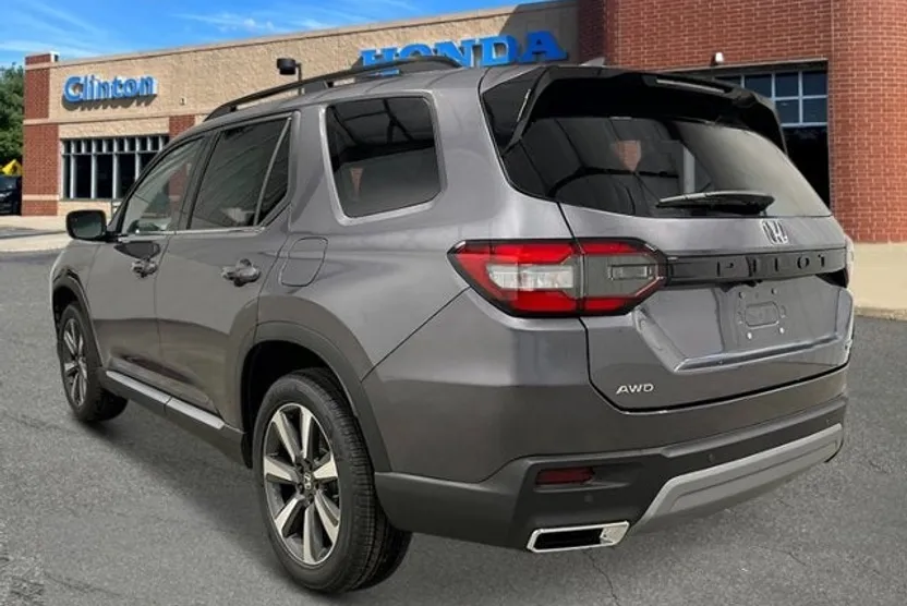2025 Honda Pilot Touring photo 1