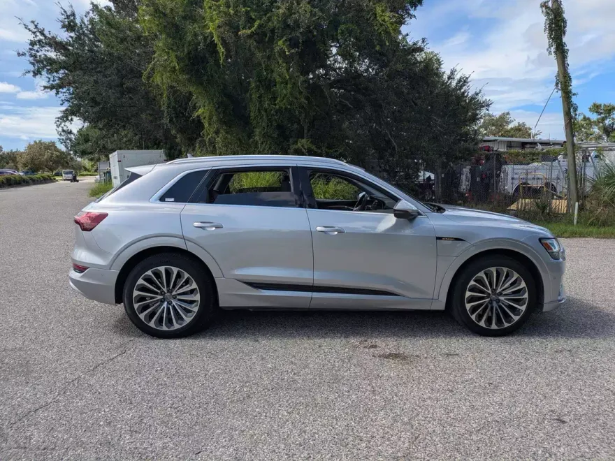 2019 Audi e-tron Premium Plus photo 1