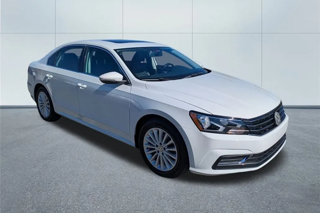 2017 Volkswagen Passat SE photo 1