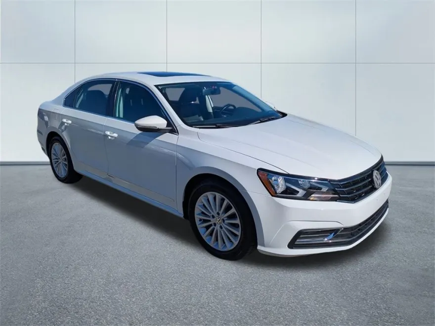 2017 Volkswagen Passat SE photo 1