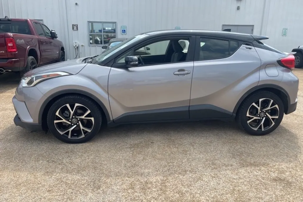 2019 Toyota C-HR XLE photo 1