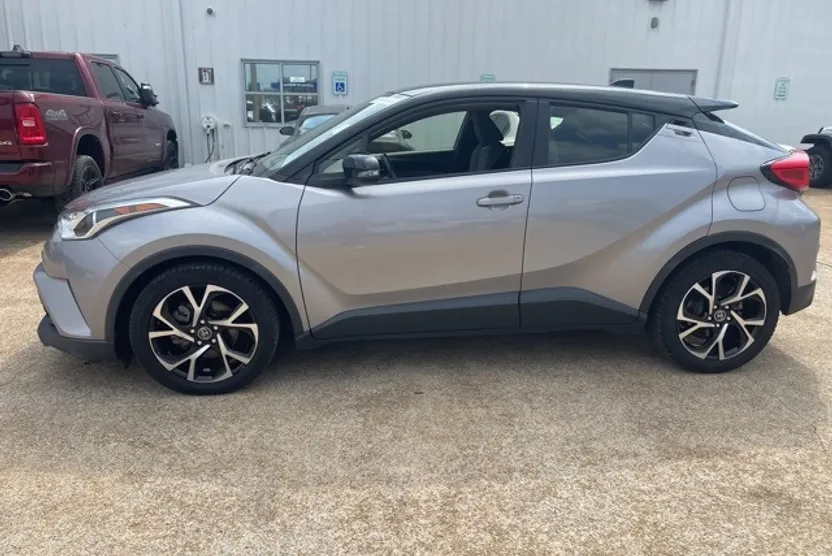2019 Toyota C-HR XLE photo 1
