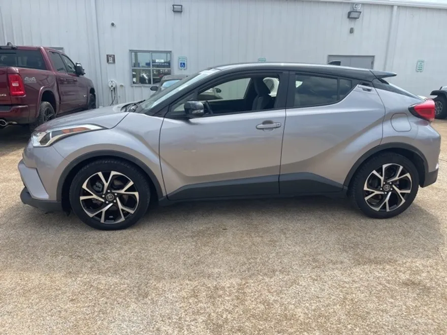 2019 Toyota C-HR XLE photo 1