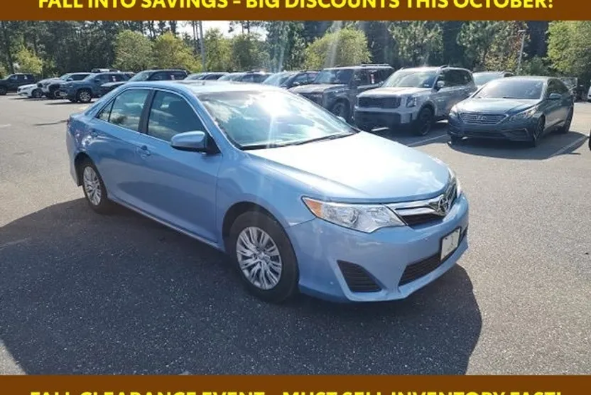 2012 Toyota Camry LE photo 1