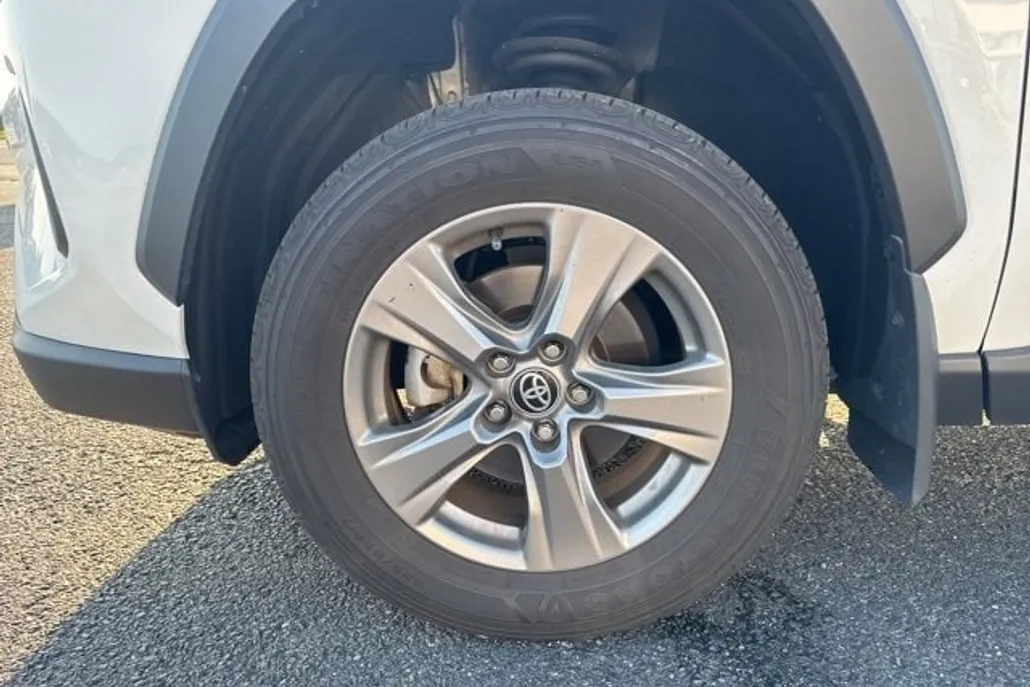 2024 Toyota RAV4 Hybrid XLE photo 1