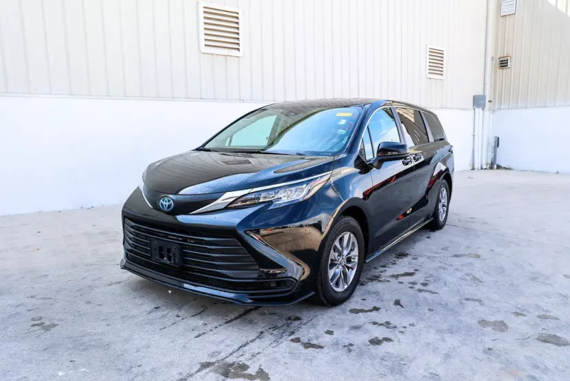 2023 Toyota Sienna LE photo 1