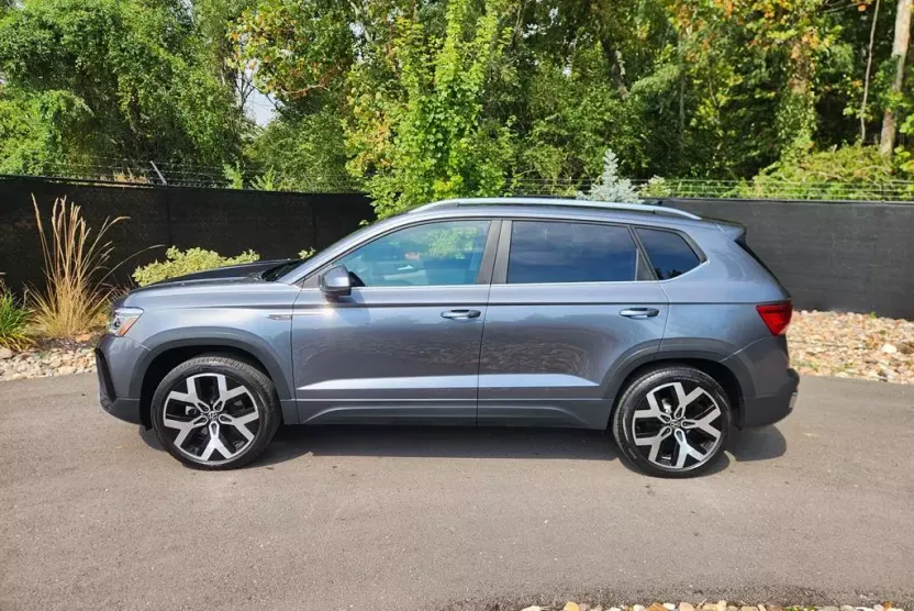 2022 Volkswagen Taos SEL photo 1