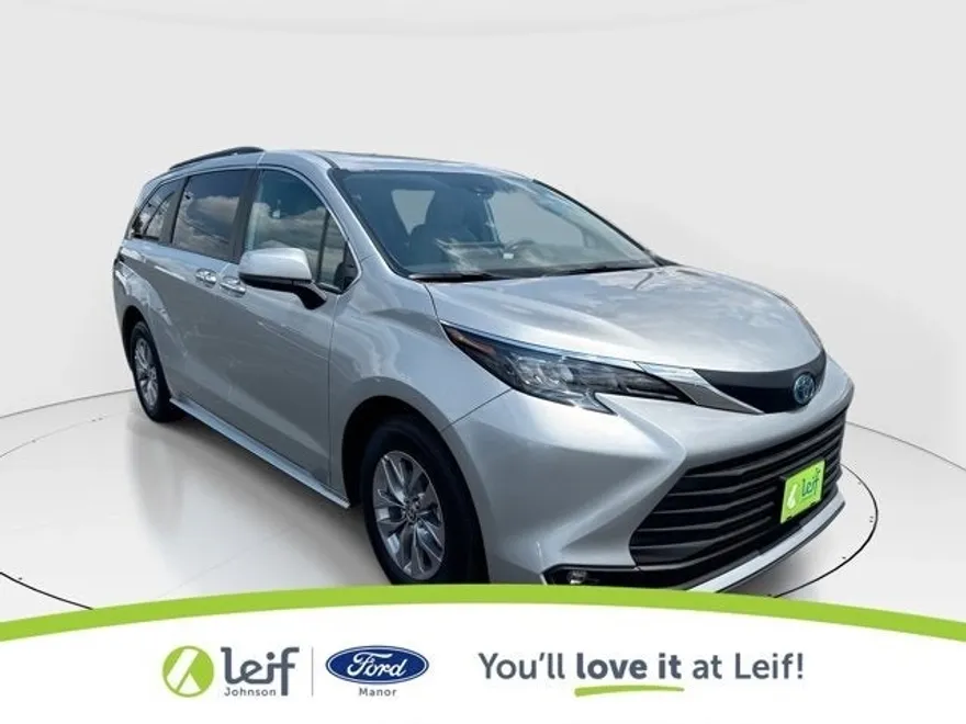 2025 Toyota Sienna XLE photo 1