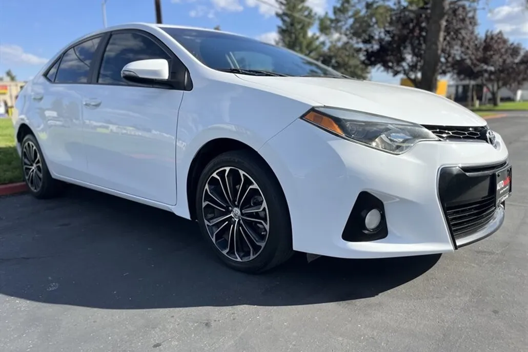 2016 Toyota Corolla Plus photo 1