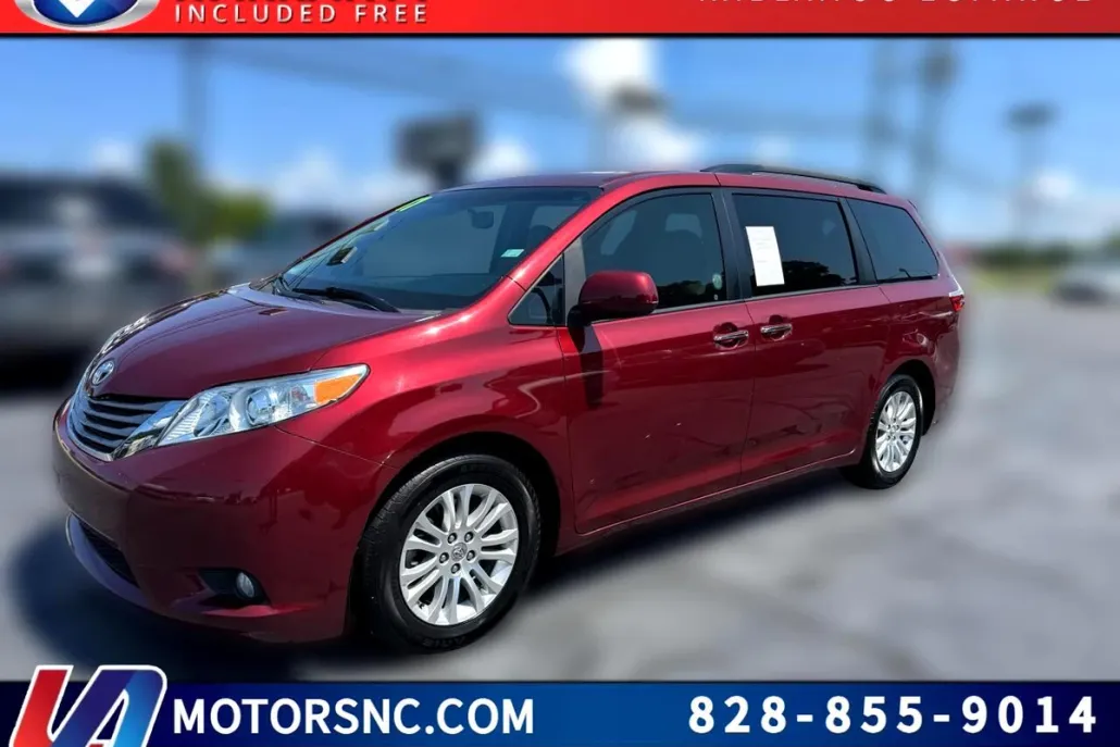 2017 Toyota Sienna XLE photo 1