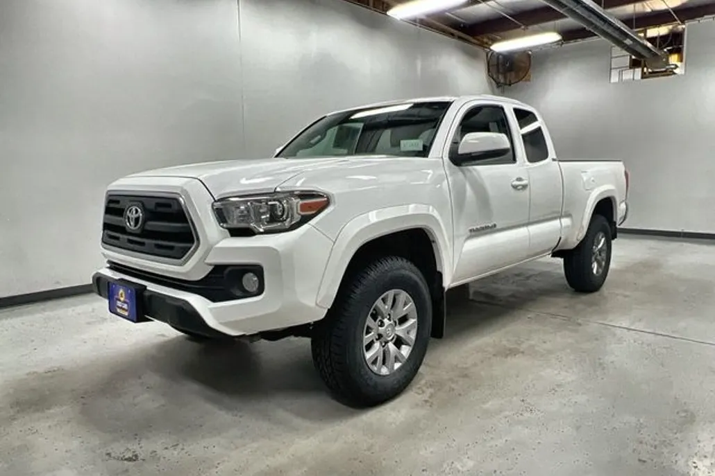 2017 Toyota Tacoma SR5 photo 1