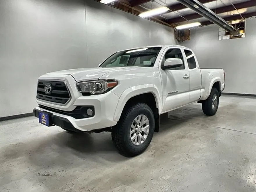 2017 Toyota Tacoma SR5 photo 1