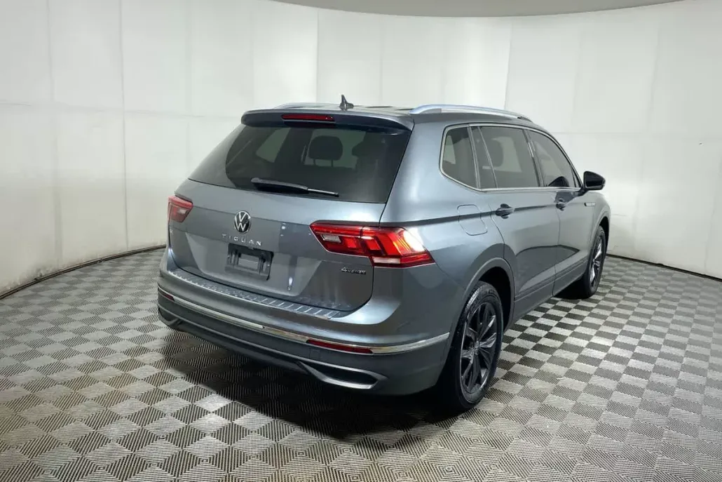 2023 Volkswagen Tiguan SE photo 1