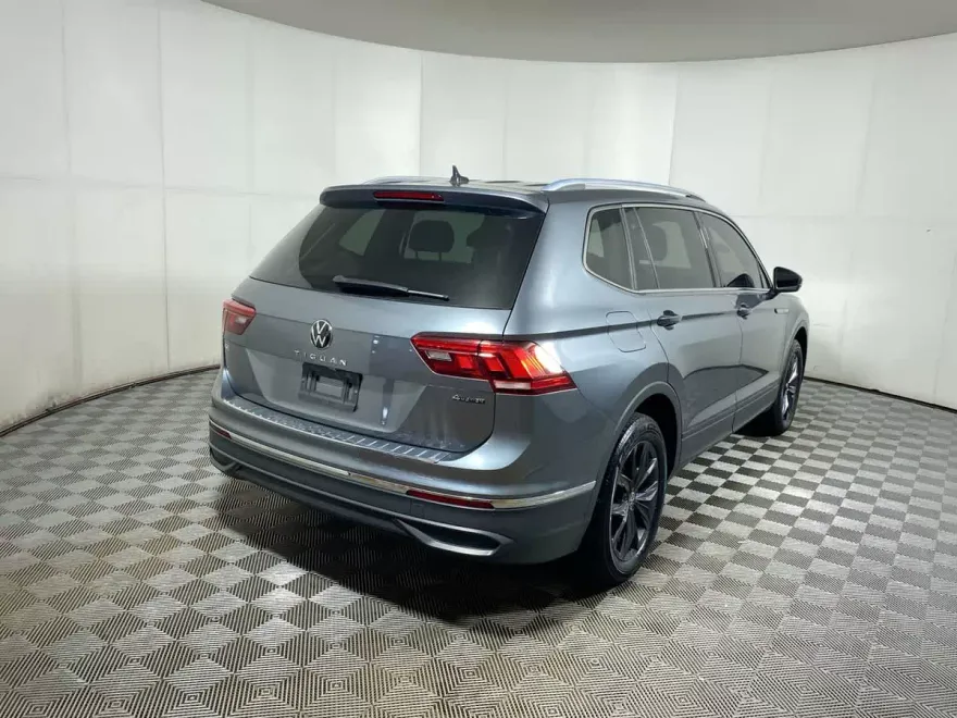 2023 Volkswagen Tiguan SE photo 1