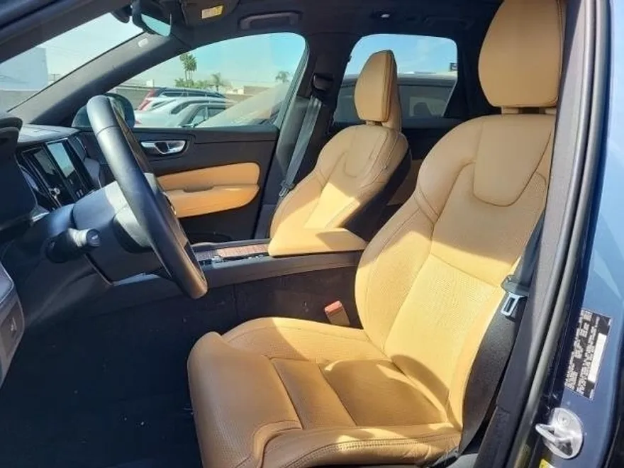 2023 Volvo XC60 B5 Ultimate photo 1