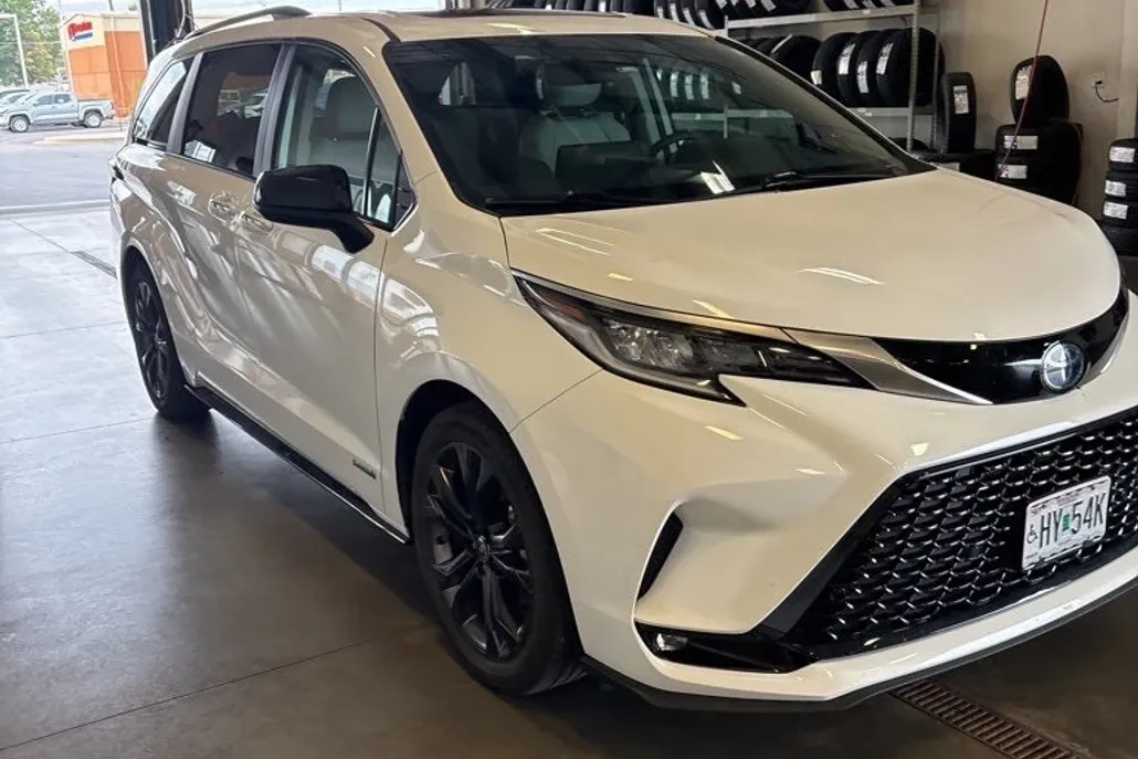 2021 Toyota Sienna XSE photo 1