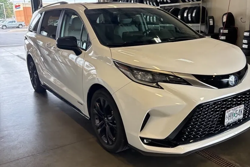 2021 Toyota Sienna XSE photo 1
