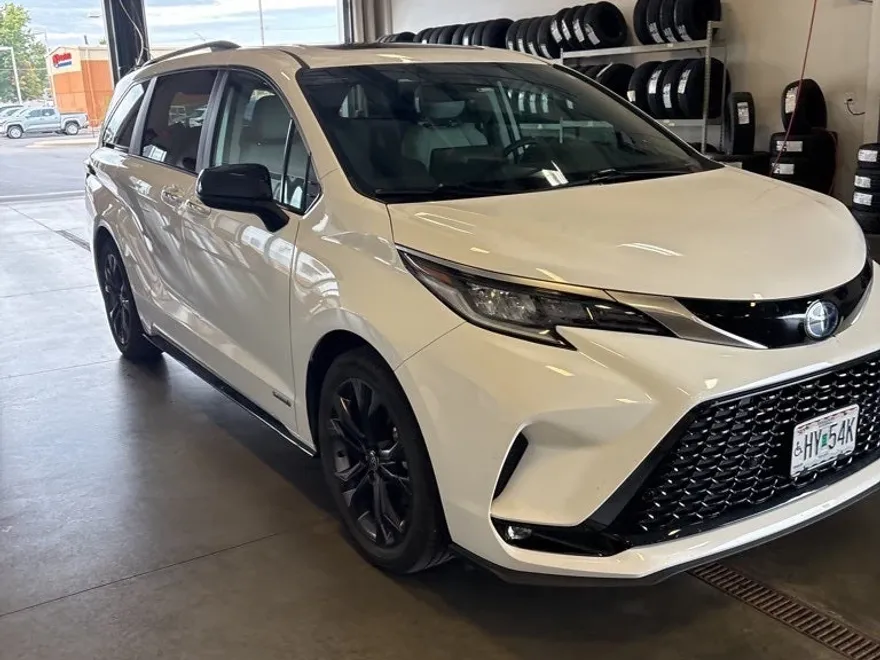 2021 Toyota Sienna XSE photo 1