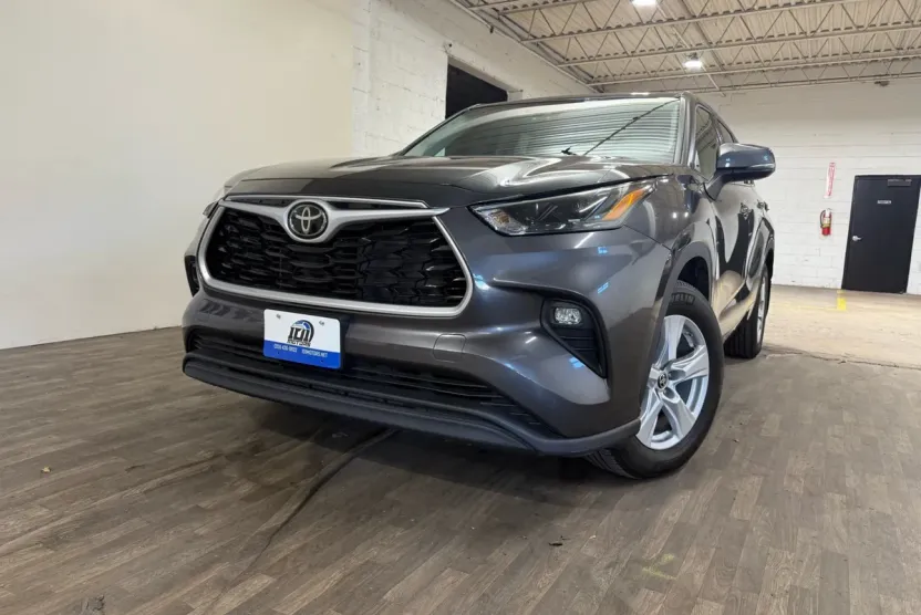2022 Toyota Highlander LE photo 1