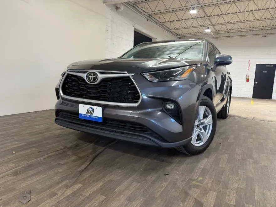2022 Toyota Highlander LE photo 1