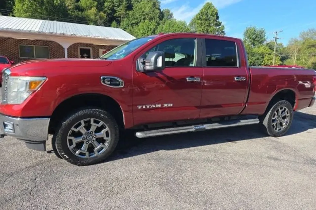 2017 Nissan Titan Crew Cab SL photo 1