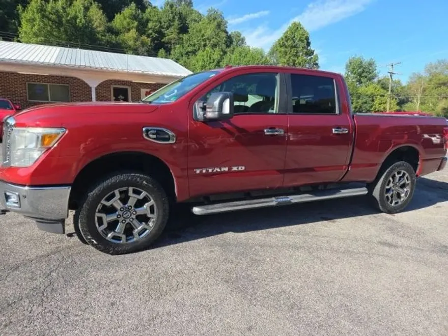 2017 Nissan Titan Crew Cab SL photo 1