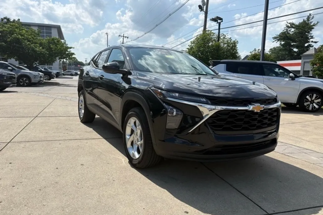 2024 Chevrolet Trax LS photo 1
