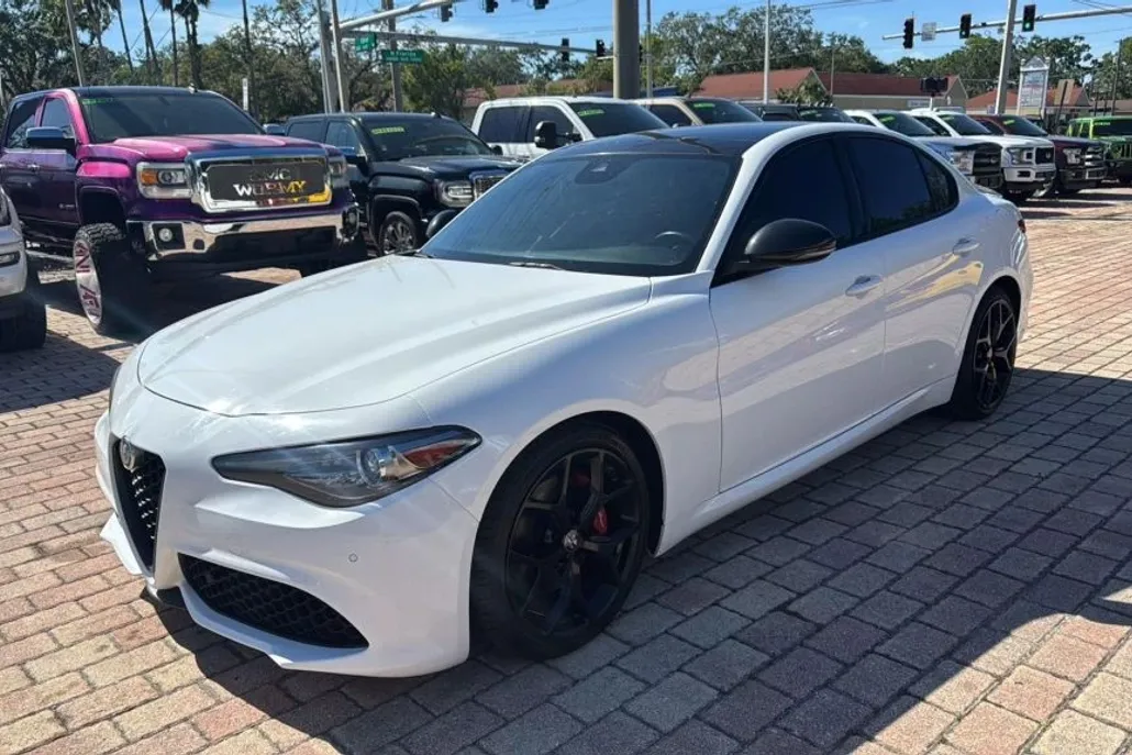 2020 Alfa Romeo Giulia Sport photo 1